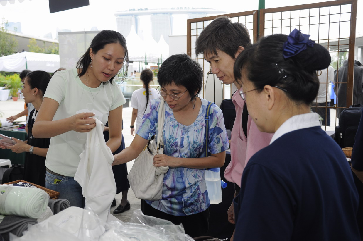 首次对外展销大爱感恩科技产品   12岁孩子支持环保衫  