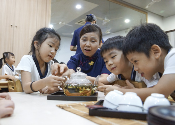 Little Children Learn Culture from Tea Appreciation and Flower Arrangement