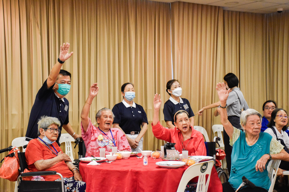 The cosy ambience, vibrant performances, and wholesome vegetarian feast brought a sense of "homecoming" and unity to Tzu Chi's care recipients of Chinese ethnicity. (Photo by Chong Mong Zhuang)